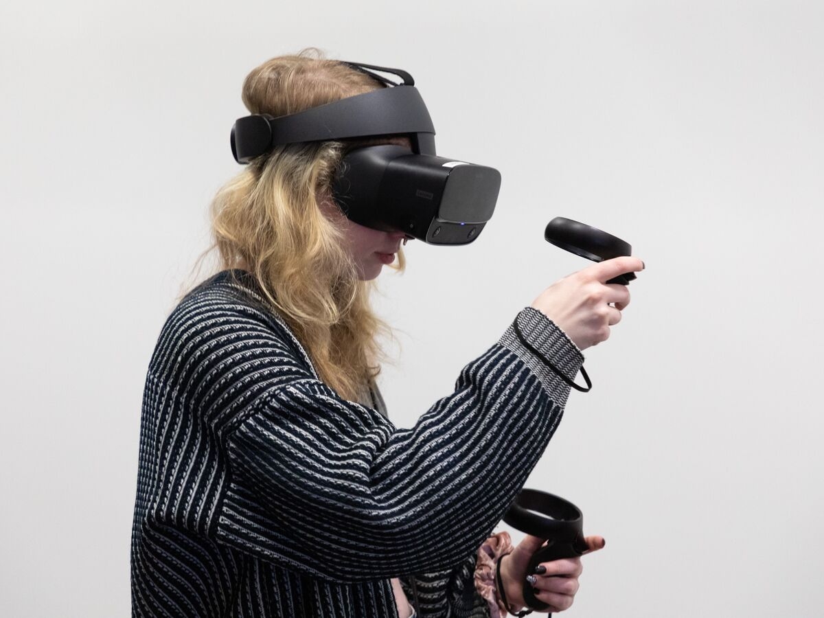 A student uses VR technology in the class Artmaking in VR.